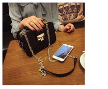 Indlæs billede til gallerivisning Stylist håndtaske med kæde, metalspænde, forår 2021 -tilstand
