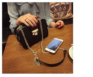 Stylist håndtaske med kæde, metalspænde, forår 2021 -tilstand